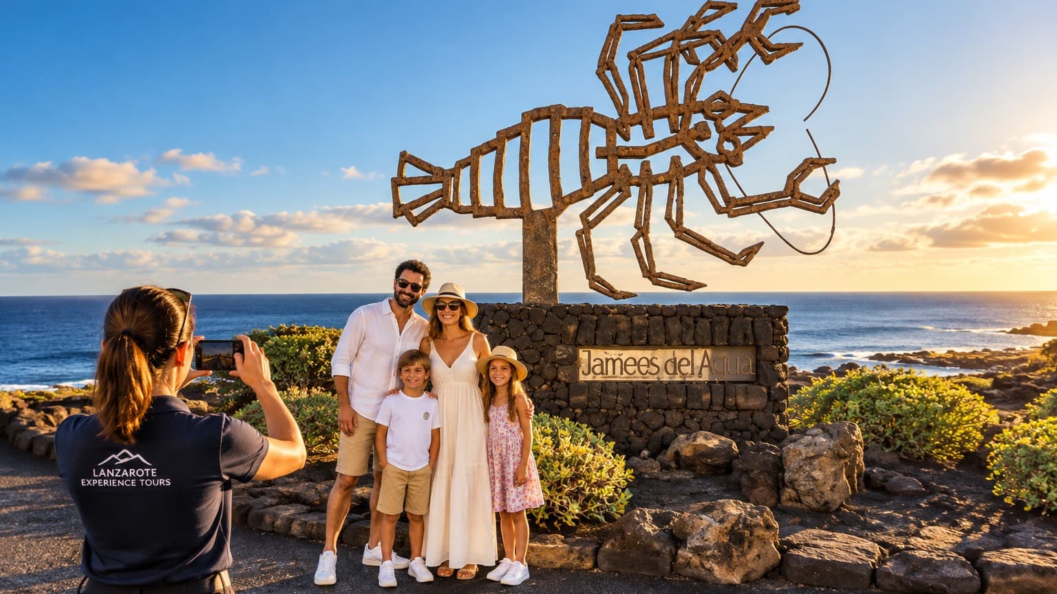 Piscina natural y jardín volcánico diseñado por César Manrique en los Jameos del Agua, Lanzarote