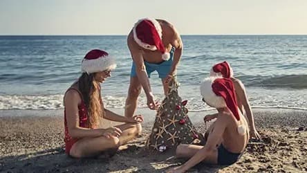 Familia disfrutando en navidad en la playa