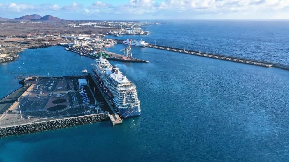 Crucero atracado en el puerto de Arrecife, Lanzarote, junto a la terminal de embarque.