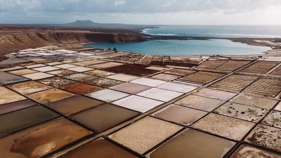 Vista panorámica de las Salinas de Janubio en Lanzarote, con estanques de sal junto al océano Atlántico.