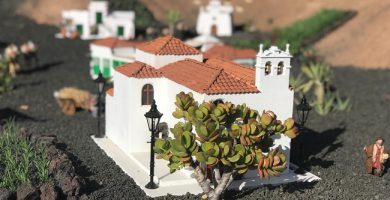 Por su calidez y encanto como destino, la isla de Lanzarote es un destino ideal para pasar las Navidades. Si tiene pensado visitar Lanzarote durante la Navidad, le invitamos a incluir en su plan de viaje 6 ideas para pasar unas vacaciones navideñas de lo más cálidas e inolvidables. Top 6 de actividades de Navidad en Lanzarote 1. Visitar un belén tradicional Si no está muy familiarizado con las tradiciones españolas, le interesará conocer que una costumbre navideña típica en todo el país es recrear con figuritas el nacimiento de Jesús en el pesebre de Belén. Esto resulta especialmente atractivo para los niños, que se entretienen jugando con las distintas figuras del belén y decorando la escena con pinturas, papel, cartulinas y demás materiales. Belen de Lanzarote en Navidad A un nivel mayor dentro del arte de los belenes, están los que se exhiben públicamente en distintas partes de la isla de Lanzarote, muchas veces con finalidades benéficas. Existen belenes espectaculares que vale la pena visitar, como los que le mostramos a continuación: Belén de Yaiza Al norte de Lanzarote, en Yaiza, cada año van muchos visitantes a ver su increíble belén, cuya característica más llamativa es que en él se recrean a pequeña escala los lugares más representativos de esta bonita localidad de casas blancas y del resto de la isla. Al recorrer este belén de 23 metros de largo, se tiene la sensación de estar viajando por una Lanzarote en miniatura. ¡No se lo pierda! Lanzarote en Navidad Belén de Yaiza Belén de Tinajo Si normalmente los belenes son a escala pequeña, el belén de Tinajo (al oeste de la isla), ubicado junto a la Iglesia de San Roque, lo es a escala natural. Resulta impresionante ver este “belén viviente”, escenificado con los propios vecinos de la localidad y alguno animales como cabritillos y gallinas. ¡Todo muy auténtico! Belén de Haría En medio del conocido como Valle de las Mil Palmeras se ubica el pueblo de Haría, una parada obligada para todo aquel que visite la isla de Lanzarote. Por si el encanto de este pueblito de pequeñas casas blancas no fuera suficiente, durante la Navidad resulta aún más mágico gracias a la iluminación especial y a su tradicional belén, repleto de detalles. 2. Vivir la Noche de Reyes En Canarias, al igual que en el resto de España, la Navidad no termina el 25 de diciembre: es tradición que los tres Reyes Magos de Oriente visiten las casas durante la noche del 5 al 6 de enero para dejar regalos a los niños y no tan niños. Si quieren ver cumplidos sus deseos, todos los niños han de redactar su carta y depositarla en los buzones o… ¡Dársela en persona a Sus Majestades durante la cabalgata! Si tiene la oportunidad de estar en la isla durante la Víspera de Reyes, le encantará ver lo ilusionados que están todos los niños de la isla, esperando con ansia sus regalos. Como curiosidad, destacamos que en el Parque Nacional de Timanfaya, en el Echadero de Camellos, los niños pueden entregar sus cartas a los Reyes Magos, que visitan el lugar. ¡Y es, según la tradición cristiana, Melchor, Gaspar y Baltasar viajaron a Belén en camello! 3. ¡Ir a la playa! Aunque no es una tradición navideña per se, a muchos canarios y visitantes les gusta ir a la playa durante las Navidades y el Año Nuevo. Y es que la increíble temperatura de Canarias durante diciembre y enero invita a darse un chapuzón en el mar: ¡nada menos que 21 grados centígrados de media! Si se encuentra en Lanzarote durante las fiestas navideñas, es muy posible que le apetezca visitar alguna de las muchas playas de la isla, para tomar el sol y darse un baño vigorizante con el que dar la bienvenida al nuevo año. Algunas de las favoritas incluyen Papagayo, Caletón Blanco y El Jablillo. ¡En Lanzarote, los muñecos de nieve se construyen con arena! playa papagayo 4. Tomar las 12 uvas de la suerte Si bien la Nochevieja se celebra en todos lados, en Lanzarote existe la ventaja de poder celebrar esta noche tan especial sin la necesidad de llevar puesto un pesado abrigo ni pasar frío. Pase su fin de año más cálido celebrando una tradición que paraliza por completo a Lanzarote: el 31 de diciembre, a las 12 de la noche, se han de tomar 12 uvas, una por cada mes del año, al son de las campanadas. En Arrecife, la plaza de la iglesia de San Ginés Obispo es la encargada de dar la bienvenida al nuevo año, y allí se reúnen cientos de personas con sus uvas y gorros de fiesta. Son muchos los municipios, hoteles y discotecas que ofrecen fiestas durante esta noche, aunque la alegría se comparte en todos sitios. 5. Pasar una velada en Los Jameos En Los Jameos del Agua, diseñado por el artista lanzaroteño César Manrique, la Navidad adquiere su carácter más acogedor gracias a los conciertos que se organizan en esta encantadora cueva volcánica. Aproveche la ocasión para pasar una agradable cena en Los Jameos mientras ve un concierto especialmente indicado para la época navideña. En Lanzarote Experience Tours ofrecemos una excursión nocturna a Los Jameos que incluye la posibilidad de disfrutar de una cena, la Velada en los Jameos del Agua. ¿Se anima a visitar este enclave con nosotros? jameos del agua 6. Visitar un mercadillo típico ¿Por qué no aprovechar su visita a Lanzarote para hacer un regalo de Navidad bonito y original? En los mercadillos tradicionales de la isla, podrá elegir entre una gran variedad de productos de carácter artesano y personal para sorprender a quien quiera. El Mercadillo de la Villa de Teguise es uno de los más famosos de la isla y durante las Navidades se vuelve un lugar muy agradable por donde pasear, ver todo tipo de artículos, escuchar música y comer. Compre comida y bebida canaria, artículos de cuero, cestas, bisutería, cerámica y muchos más objetos en este mercadillo, y adquirirá un regalo muy especial. El mercado está abierto los domingos de 9:00 a 14:00 horas.
