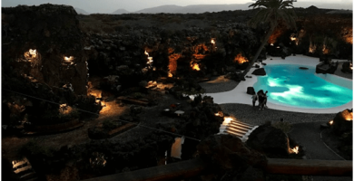 cueva de los Jameos del Agua por la noche