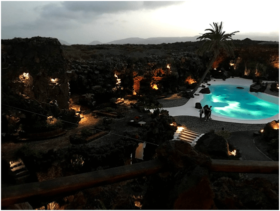 cueva de los Jameos del Agua por la noche