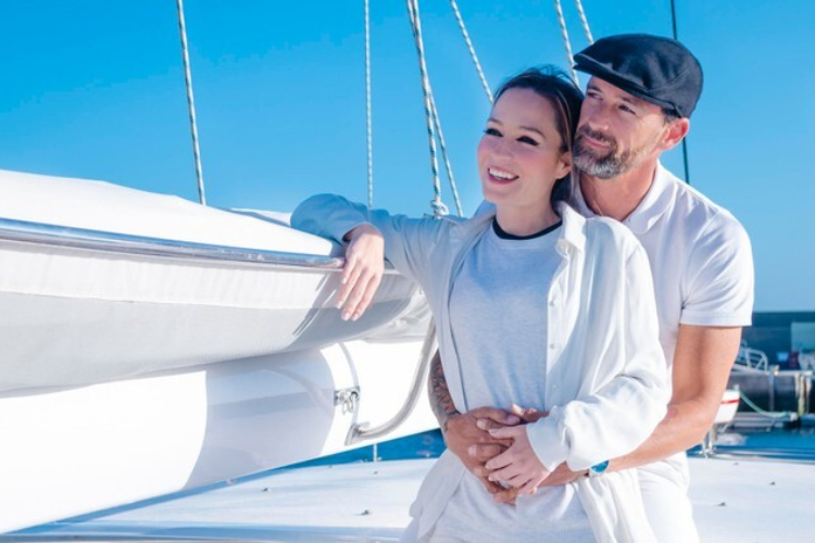 Pareja en catamaran